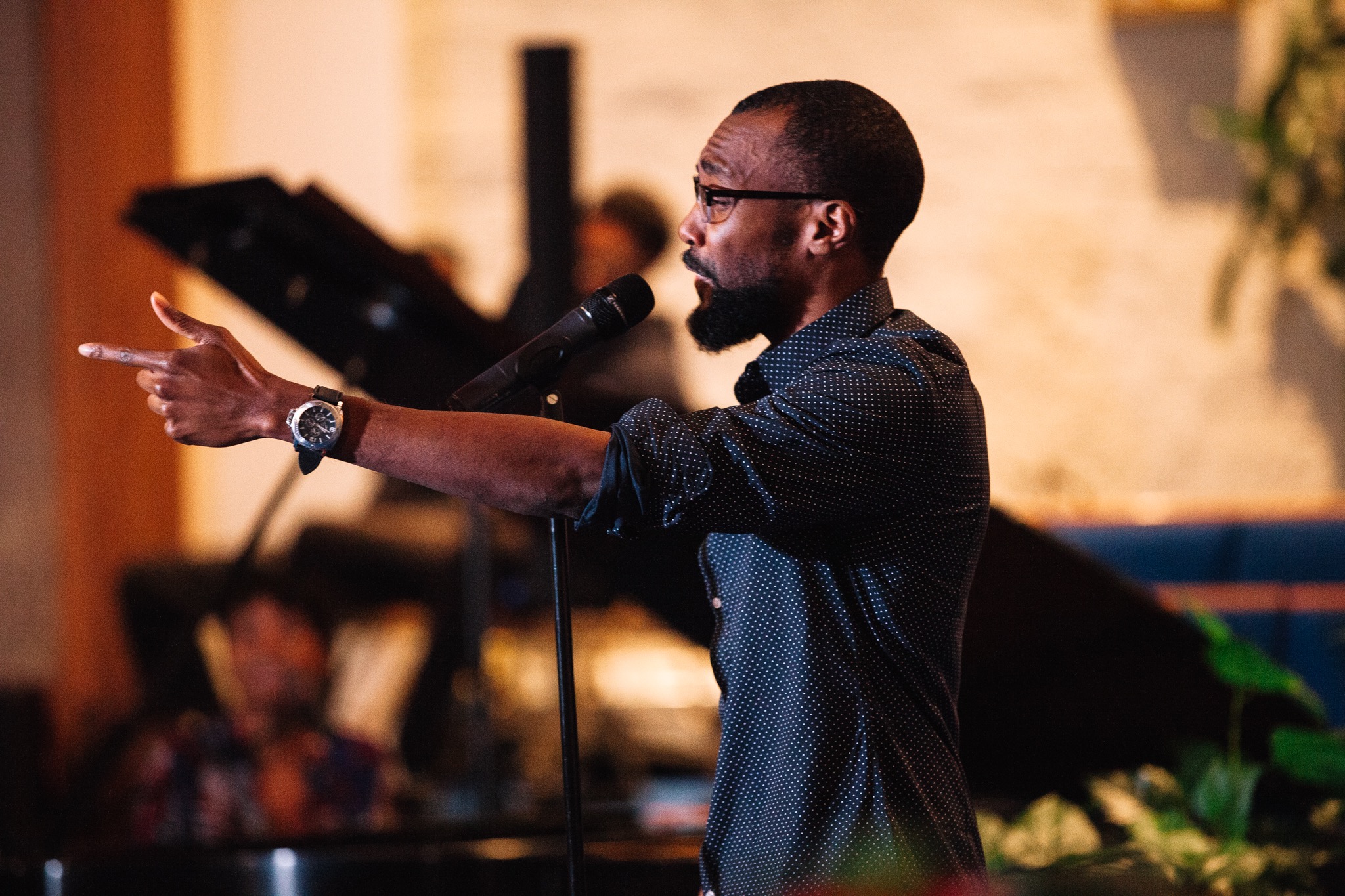 Mike O performing spoken word before an audience